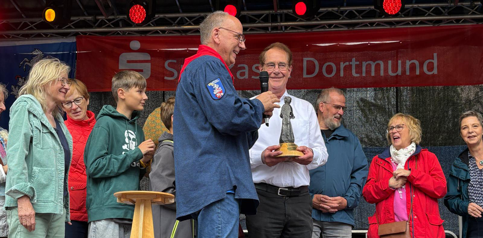 Preisübergabe-an-Rolf-von-Luenen-breit